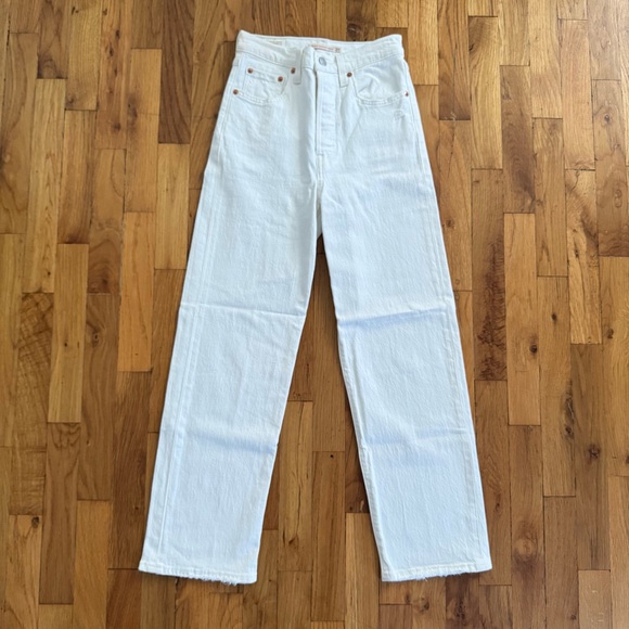 Levi’s White High-Waisted Jeans - Picture 1 of 6